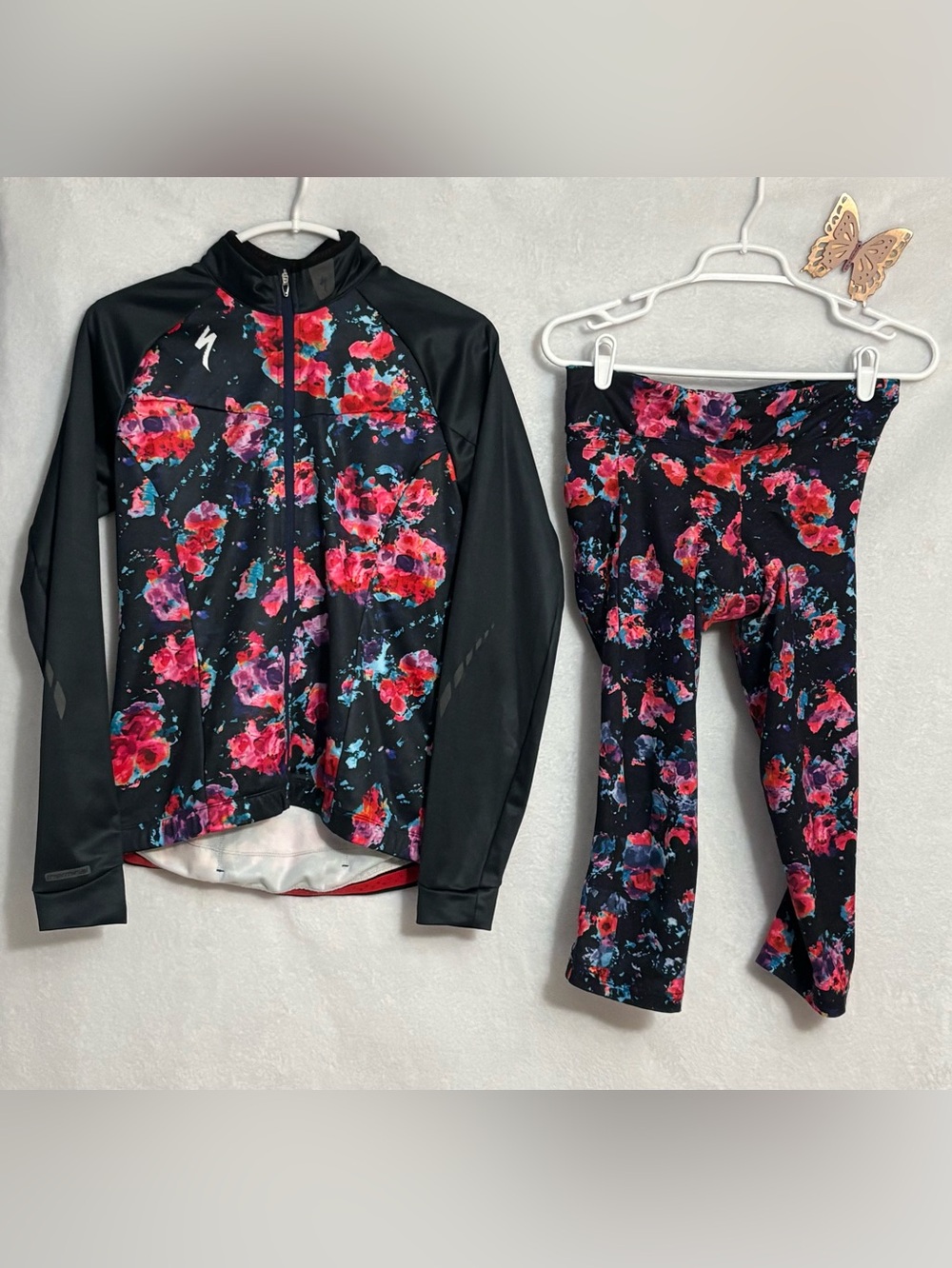 Specialized Women’s Black Floral Cycling Jacket and Capris Set Pink/Red Size M